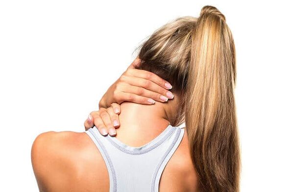 Osteochondróza krční páteře se projevuje bolestí šíje a ramen