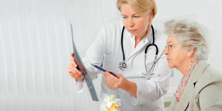 lékař předepisuje léčbu bolesti dolní části zad